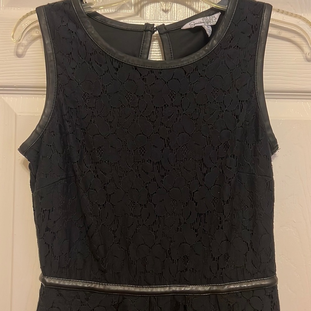 Sleeveless round neckline lace a-line black dress